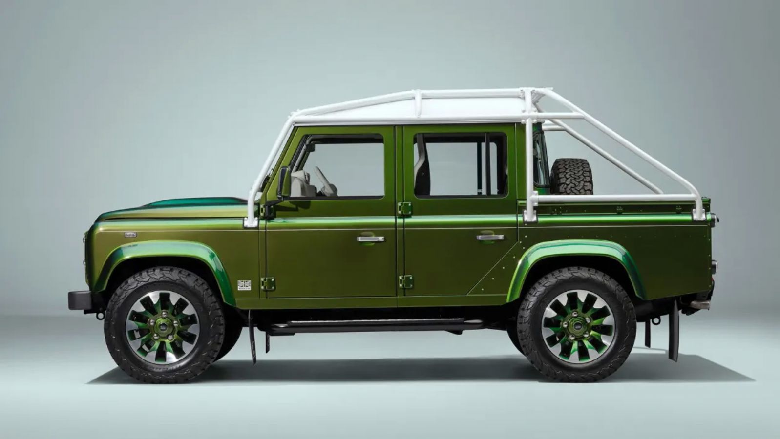 Η Land Rover ετοίμασε 4 κλασικά Defender που αλλάζουν χρώμα!